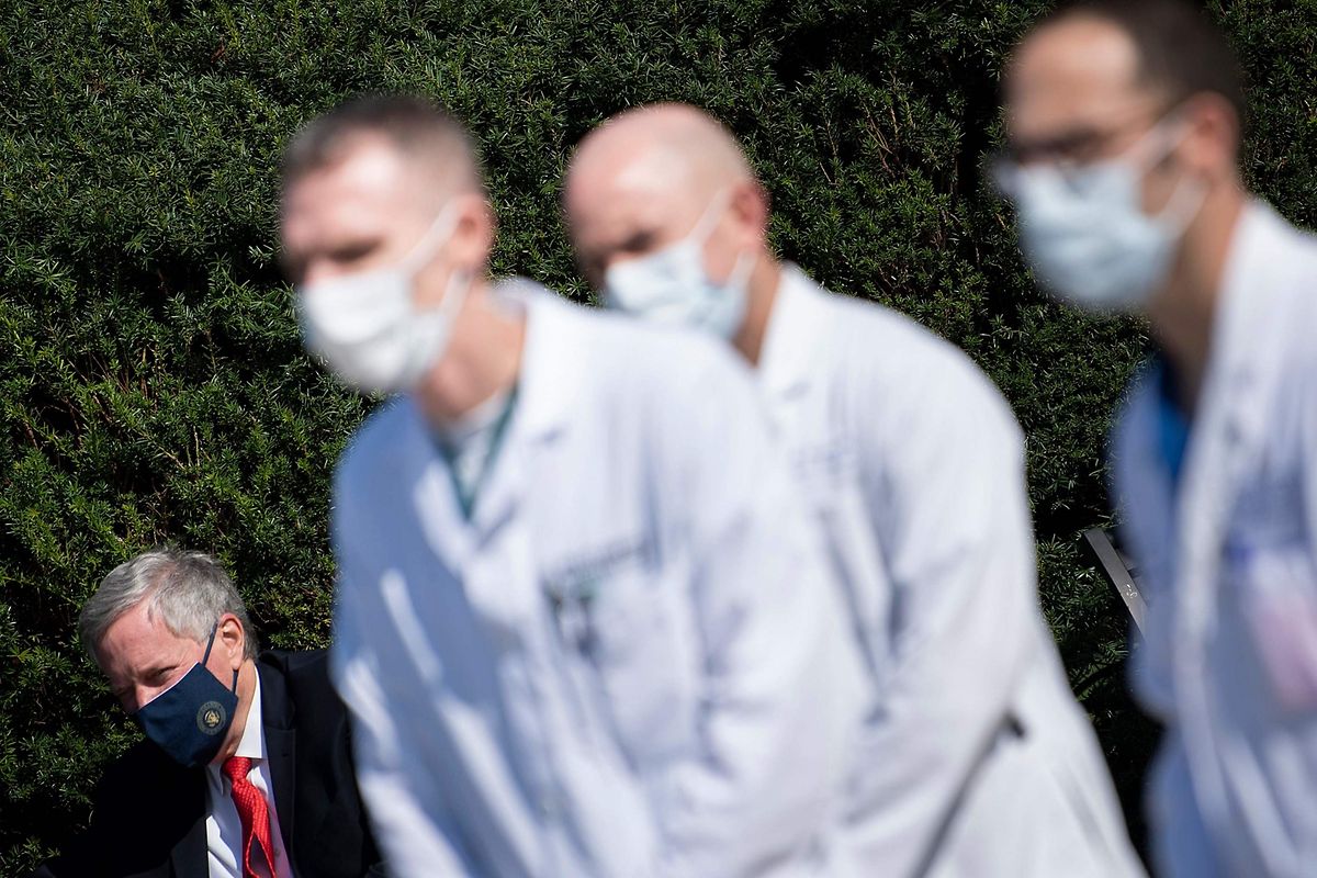 Links im Bild der Chef des Beraterstabs Mark Meadows während das Ärzteteam um Sean Conley die medizinische Lage des US-Präsidenten berichtet.