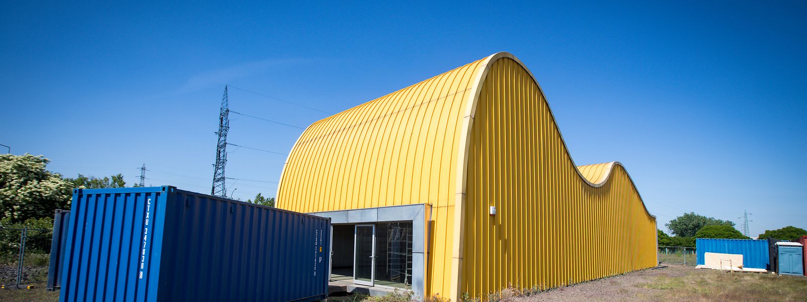 Der Pavillon, dessen Oberfläche mit gelb lackiertem Aluminium verkleidet ist, erinnert an die hügelige Landschaft der Südregion.