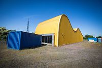 Der Pavillon, dessen Oberfläche mit gelb lackiertem Aluminium verkleidet ist, erinnert an die hügelige Landschaft der Südregion.
