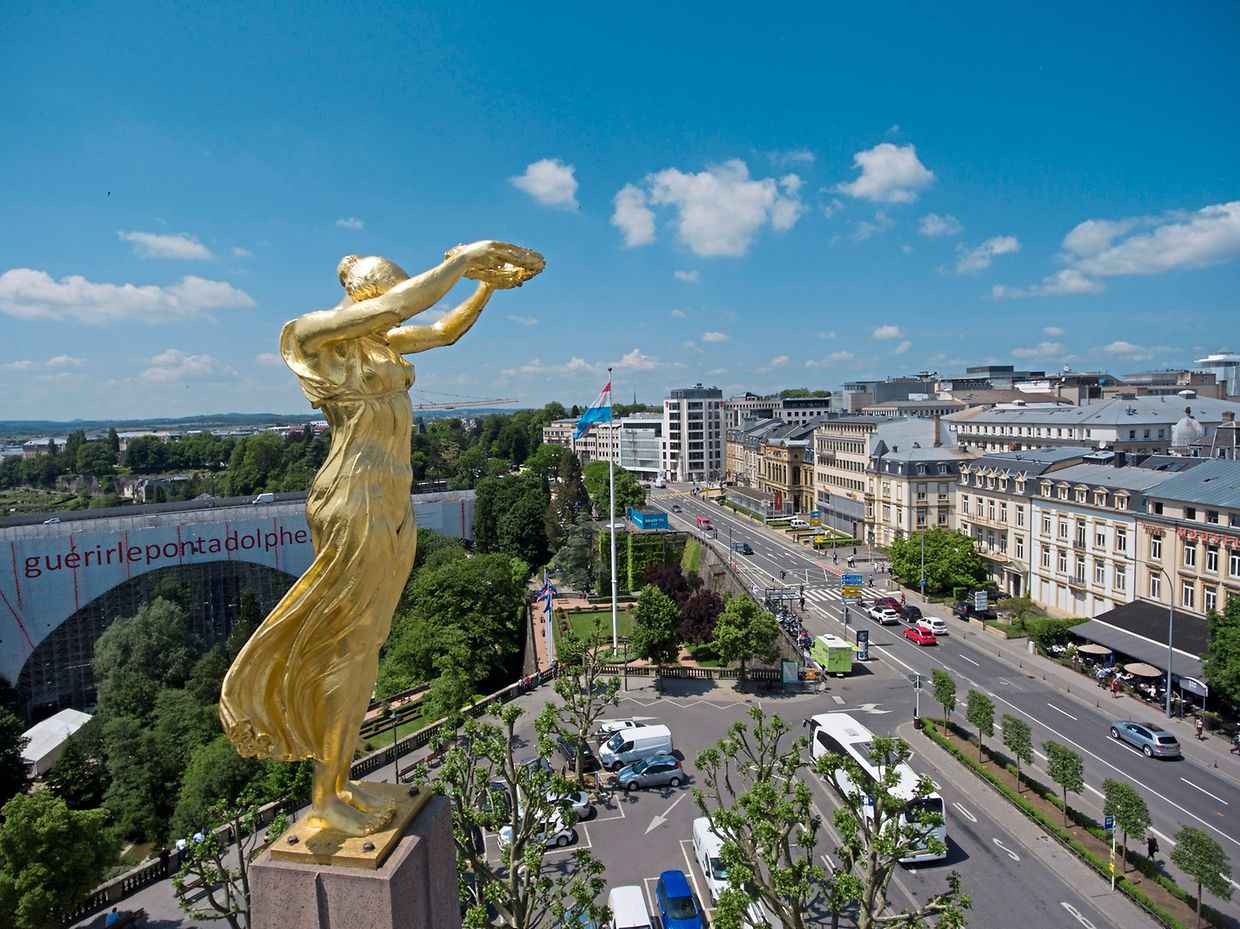 Enaltecer o monumento da "Mulher Dourada" e a vista do vale são os objetivos da reabilitação da Praça da Constituição, na capital.