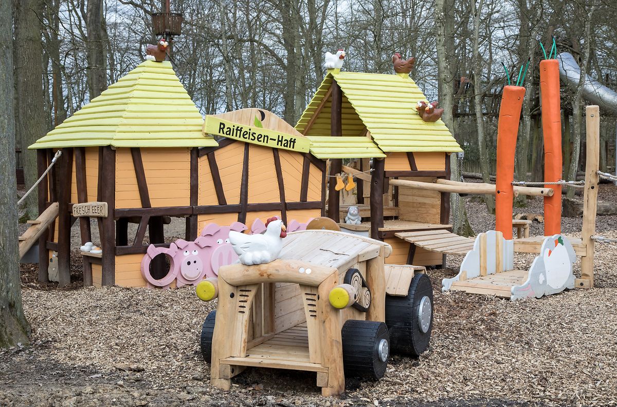 Der neue Bauernhof-Spielplatz wartet darauf, erkundet zu werden.