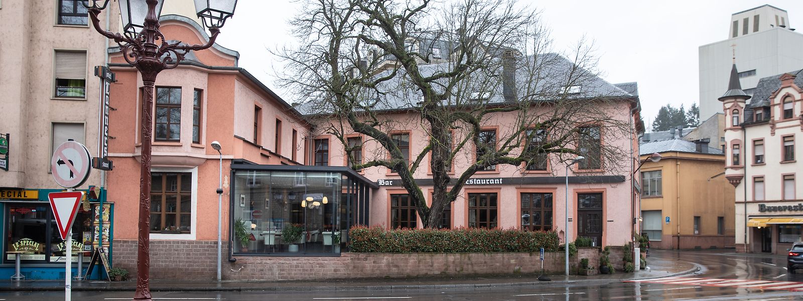 Das Hotel und Restaurant Lanners befindet sich direkt gegenüber dem Bahnhofsgebäude in Ettelbrück. Die davor befindliche Straße soll in eine Fußgängerzone umgewandelt werden, in der allerdings auch Busse fahren dürfen.