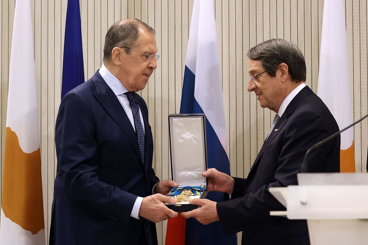 Der Präsident von Zypern, Nicos Anastasiades (rechts), überreicht dem russischen Außenminister Sergei Lawrow am Dienstag den höchsten Verdienstorden der Republik Zypern.