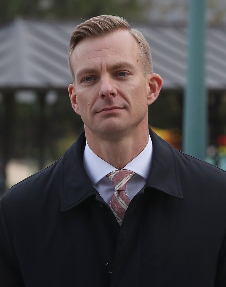 David Holmes ist politischer Berater in der US-Botschaft in der Ukraine. In seiner Befragung durch den US-Kongress gab er an, gehört zu haben, wie sich US-Präsident Donald Trump persönlich bei dem US-Botschafter bei der EU nach Ermittlungen in der Ukraine erkundigte. 