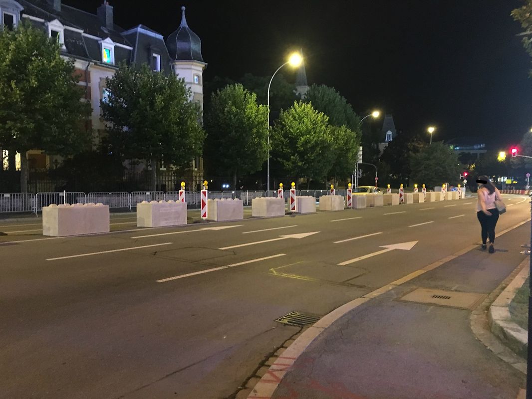 Le long du boulevard de la Foire, une série de blocs de béton ont été placés mais nous n'avons pas encore saisi leur utilité