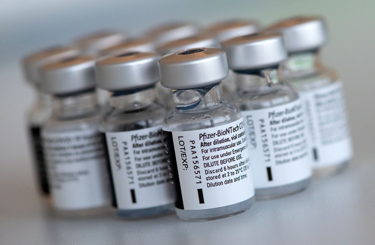 ARCHIV - Leere Ampullen des Impfstoffs von Biontech/Pfizer gegen das Corona-Virus SARS-CoV-2.
