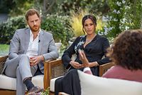 HANDOUT - 16.02.2021, ---: Die US-Starmoderatorin Oprah Winfrey (r) spricht während eines Interviews mit dem britischen Prinz Harry und seiner Ehefrau Herzogin Meghan. Um das noch nicht ausgestrahlte Interview ist, glaubt man Royals-Experten in London, nun ein heftiger Streit entbrannt. Es wird erwartet, dass Meghan scharf gegen den Palast schießt. Foto: Joe Pugliese/Harpo Productions/PA Media/dpa - ACHTUNG: Nur zur redaktionellen Verwendung im Zusammenhang mit der aktuellen Berichterstattung und nur mit vollständiger Nennung des vorstehenden Credits +++ dpa-Bildfunk +++