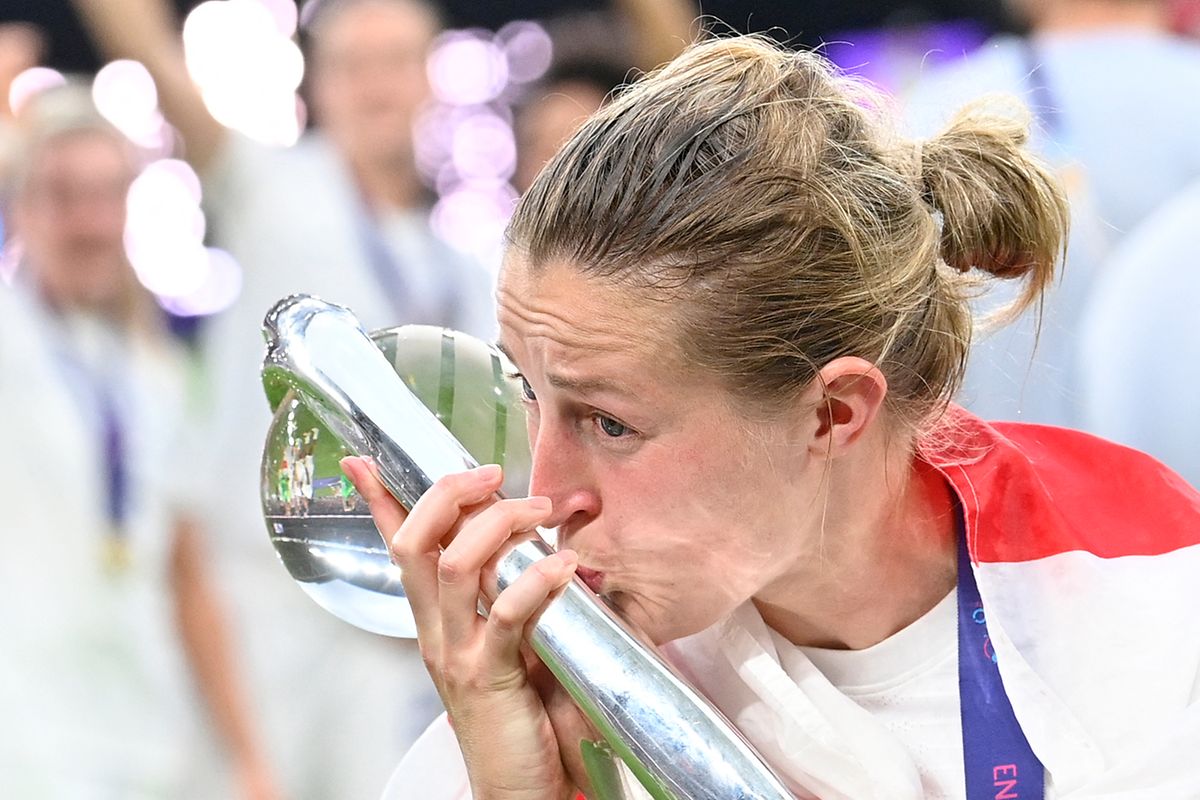 L'attaquante anglaise Ellen White embrasse le trophée alors que les joueuses anglaises ont remporté l'Euro féminin.