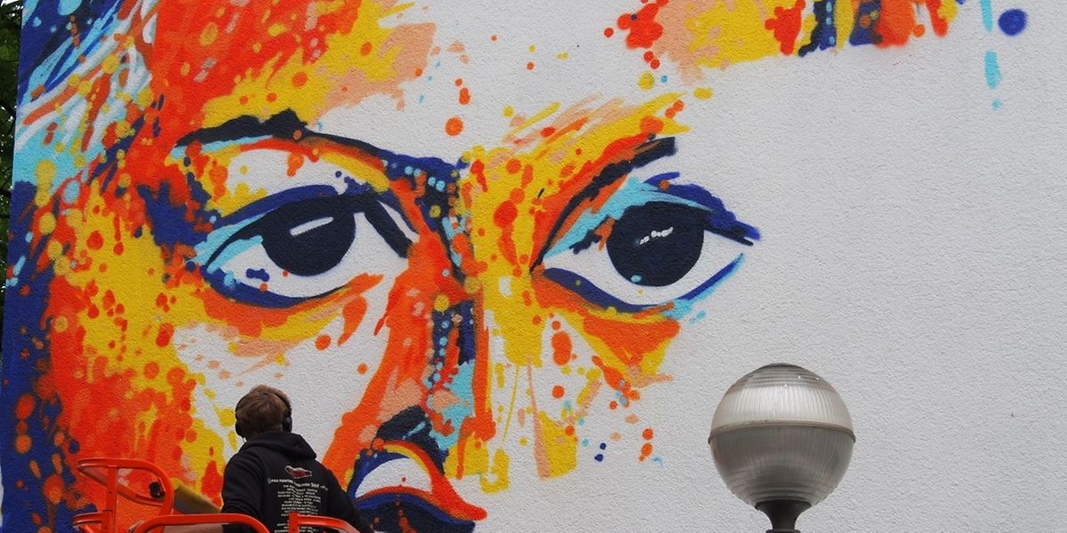 Eindringlicher Blick: Auf der Place Saint Michel sprayt Raphael Gindt ein Porträt.