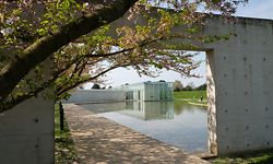 Die Langen Foundation in Neuss besticht durch ein eigenartiges Zusammenspiel von Beton, Glas, Stahl und Natur.