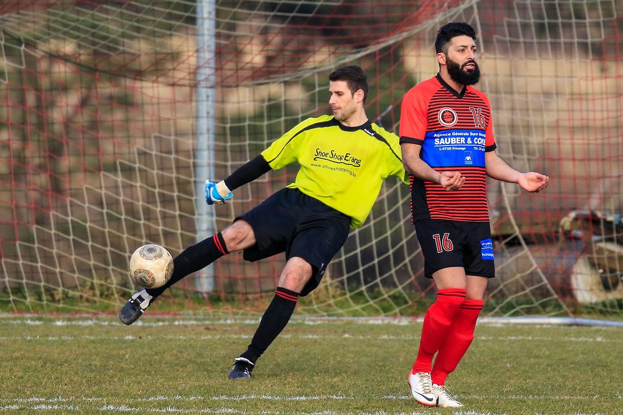 Tandis que Sam Meyer dégage, Andrew Joubert semble ne pas comprendre ce qui lui arrive...