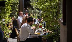 Nach der Wiedereröffnung der Terrassen am Mittwoch ging es am Freitagabend auch wieder drinnen los.