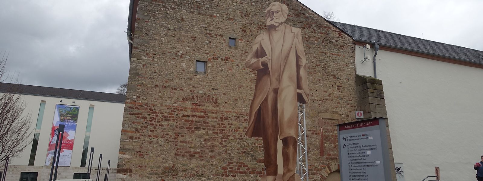 So ungefähr soll sie aussehen - allerdings aus Bronze und nicht wie dieses Modell aus Holz: China wird Trier eine 6,30 Meter hohe Karl-Marx-Statue schenken.