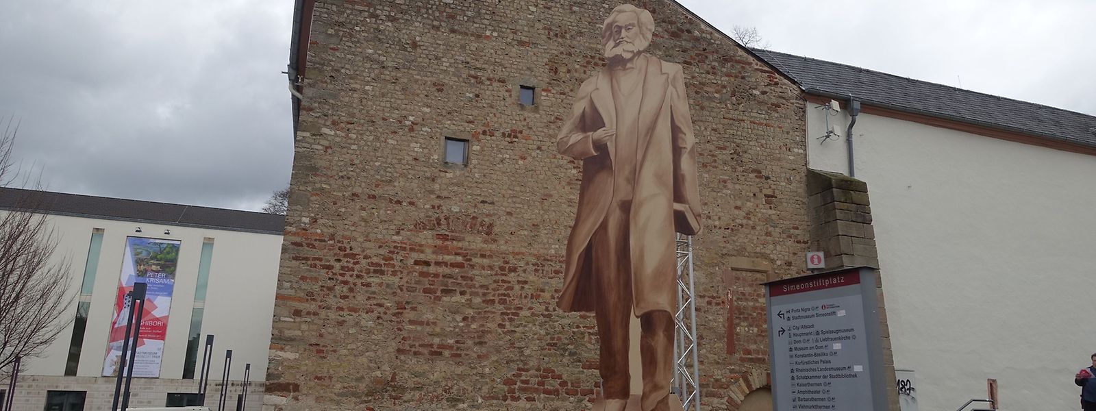 So ungefähr soll sie aussehen - allerdings aus Bronze und nicht wie dieses Modell aus Holz: China wird Trier eine 6,30 Meter hohe Karl-Marx-Statue schenken.