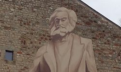 So ungefähr soll sie aussehen - allerdings aus Bronze und nicht wie dieses Modell aus Holz: China wird Trier eine 6,30 Meter hohe Karl-Marx-Statue schenken.