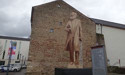 So ungefähr soll sie aussehen - allerdings aus Bronze und nicht wie dieses Modell aus Holz: China wird Trier eine 6,30 Meter hohe Karl-Marx-Statue schenken.