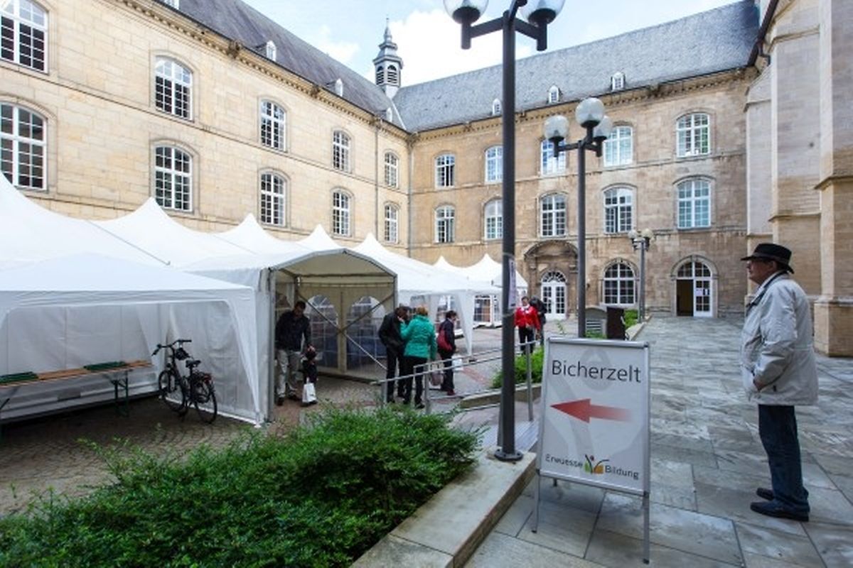 Das "Bicherzelt" befindet sich im Binnenhof der Kathedrale.