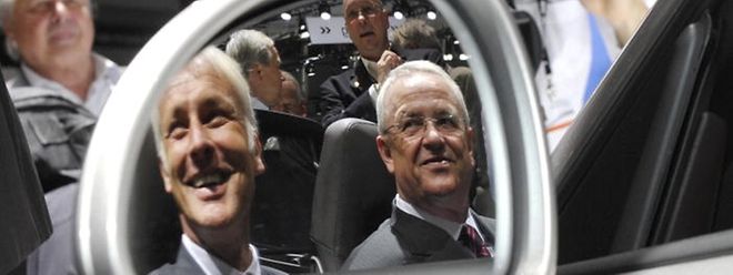 2012 nahmen die beiden Manager noch gemeinsam in einem Porsche Platz: Martin Müller (l.) übernimmt das Ruder aus den Händen von Martin Winterkorn.
