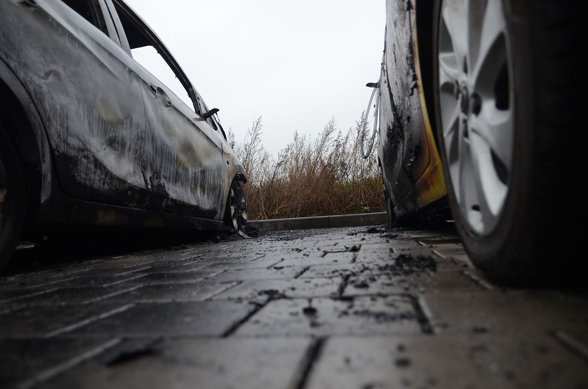 Zwei Autos brannten vollständig aus, zwei weitere wurden schwer beschädigt und sind als Totalschaden anzusehen.