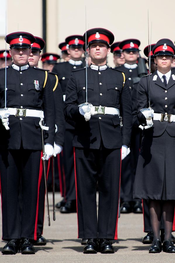 Prinz Sébastien (Mitte) in Uniform