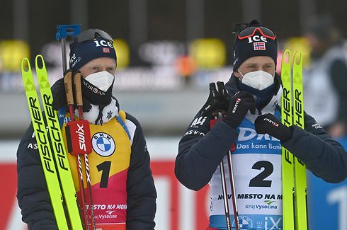 Winner Norway's Johannes Thingnes Bo (L) and his brother second placed Norway's Tarjei Bo wait prior to the awarding ceremony for the men's 12,5km pursuit event of the IBU Biathlon World Cup in Nove Mesto na Morave, Czech Republic on March 4, 2023. (Photo by Michal Cizek / AFP)