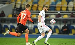 Real Madrid's French forward Karim Benzema (R) is challenged by Shakhtar Donetsk's Ukrainian defender Valeriy Bondar during the UEFA Champions League Group B football match between Shakhtar Donetsk and Real Madrid at the Olimpiyskiy stadium in Kiev on December 1, 2020. (Photo by Sergei SUPINSKY / AFP)