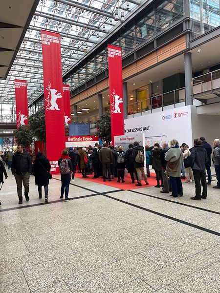 Filmfans stehen an den Ticketschaltern in den Arkaden am Potsdamer Platz für Karten zu den öffentlichen Vorstellungen der Berlinale an.