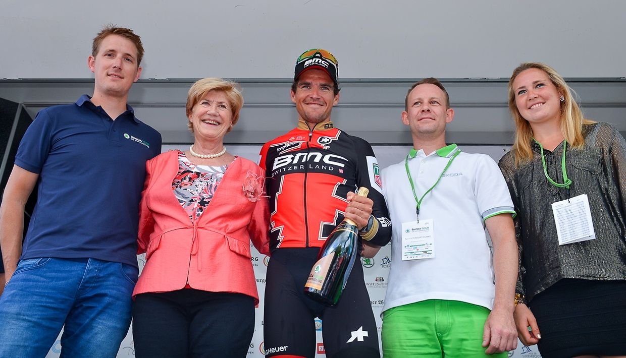 Etappensieger Greg Van Avermaet (B/BMC) zusammen mit SkodaTour-Präsident Andy Schleck, Schöffin Simone Beissel und den Verantwortlichen von Skoda Luxemburg.
