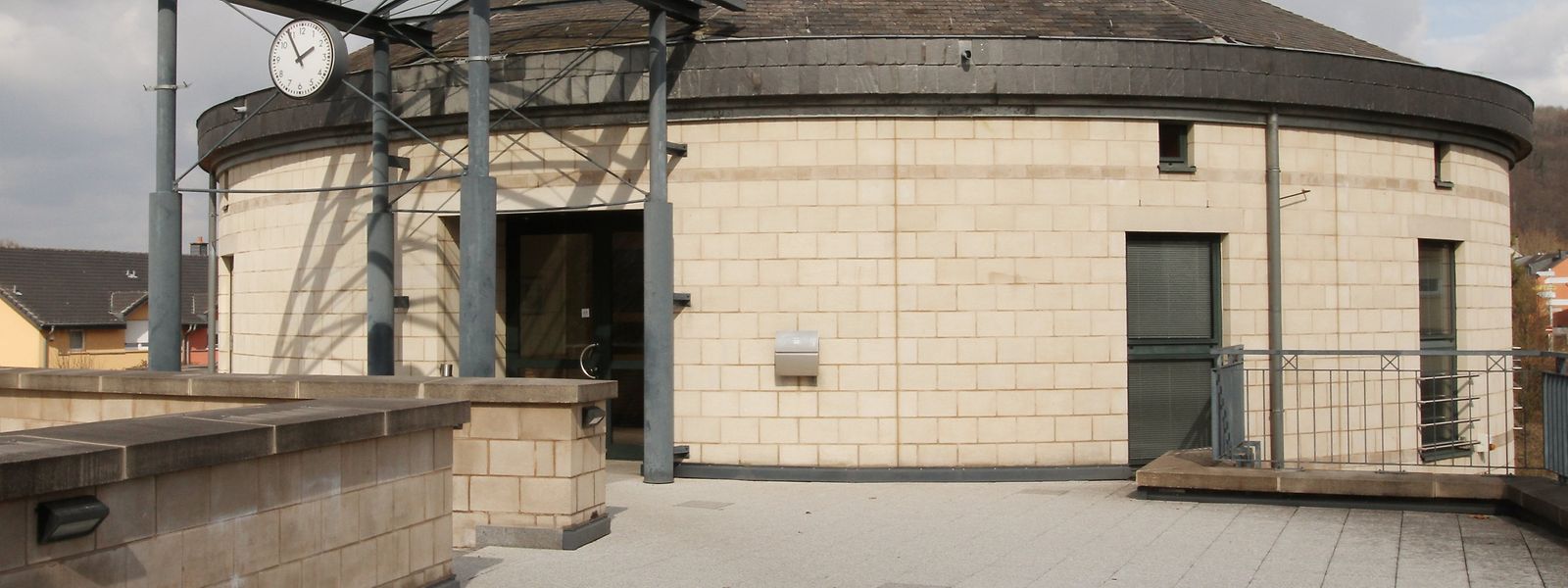 Das 1999 fertiggestellte, runde Gemeindehaus liegt auf dem Kulturzentrum auf und ist auch von der höher gelegenen Avenue Gordon Smith aus erreichbar. 