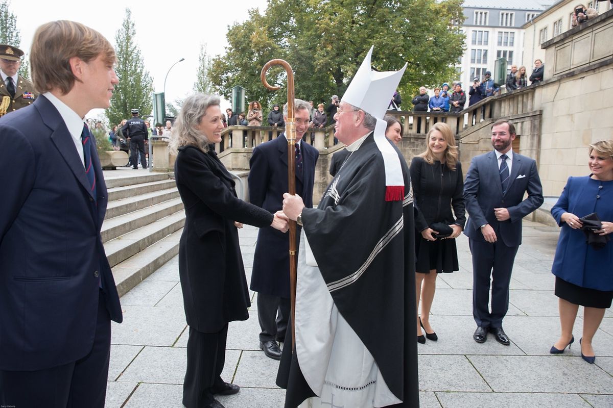 Erzbischof Jean-Claude Hollerich empfing die Mitglieder der großherzoglichen Familie vor der Krypta der Kathedrale.