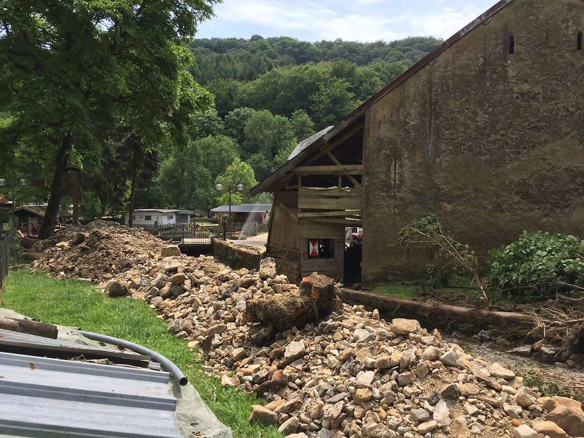 Descendu tout droit de Waldbillig, le ruisseau devenu torrent s'est engouffré dans le camping et dans la maison des propriétaires. Aujourd'hui, les pierres charriées par l'inondation jonchent ses berges.