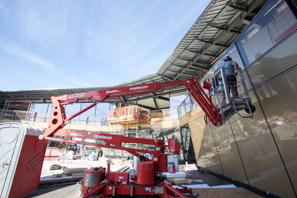 Les entreprises s'activent pour que le chantier avance au mieux avant que la météo ne vienne perturber les travaux extérieurs.