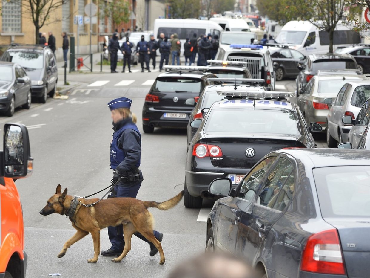 In Brüssel-Molenbeek wird nach dem flüchtigen Salah Abdeslam gefahndet.