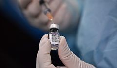 A health worker prepares a dose of the Pfizer vaccine for the Covid-19 coronavirus for high school students at Prachaniwet Secondary School in Bangkok on October 4, 2021. (Photo by Lillian SUWANRUMPHA / AFP)