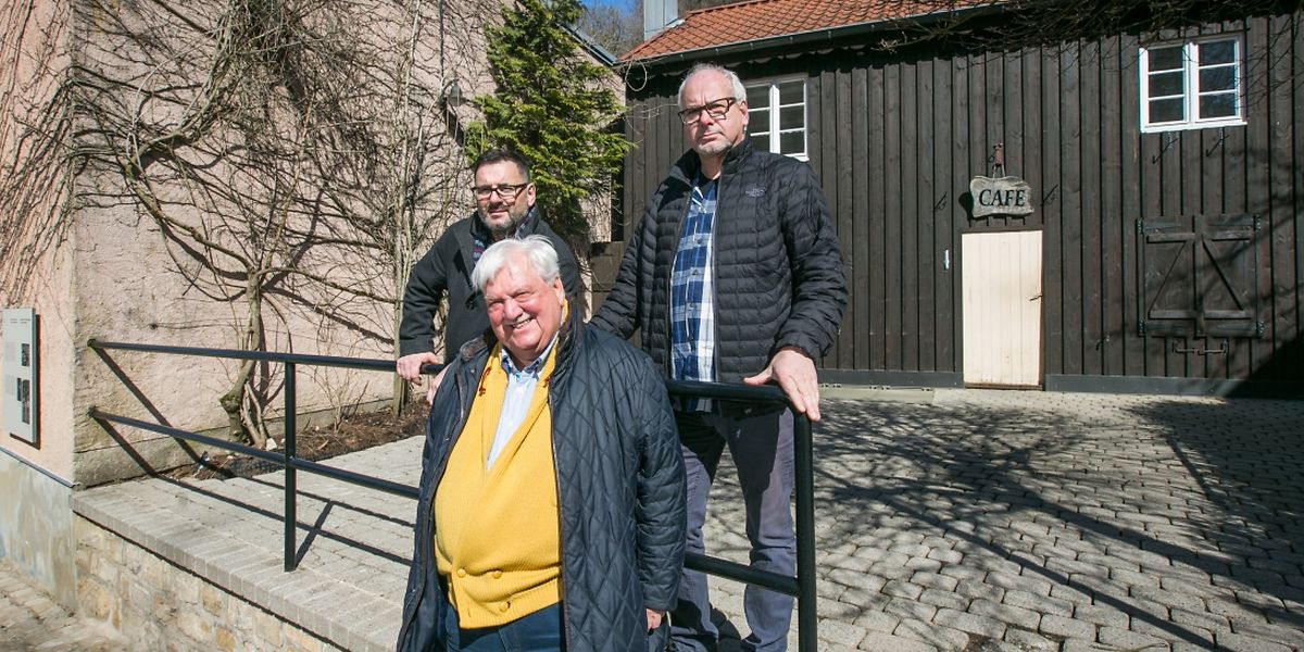 Alves Berto (hinten links) und José Capela (hinten rechts) sind davon überzeugt, dass die Besucher das Café im Fond-de-Gras weiterhin „Giedel“ nennen werden. Beide haben Tony Tintinger  als Berater.