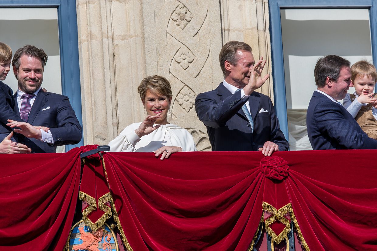 Bei Sonnenschein zeigte sich die großherzogliche Familie auf dem Balkon des Palais.