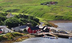 Dünn besiedelt sind die Shetlands. Die Bucht vor Voe zählt nicht mehr als ein paar Häuser. 