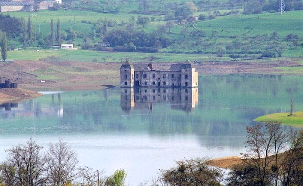 Während des Abrisses des „Löschenhaus“ wird der See bereits mit Wasser gefüllt.