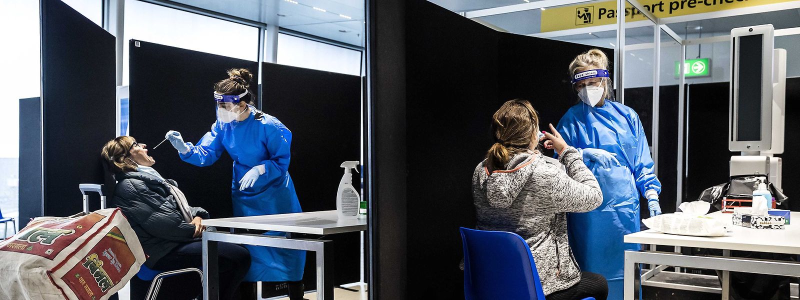 Reisende aus Südafrika werden bei der Ankunft am Flughafen Schiphol in den Niederlanden in einer eigens angelegten Teststraße auf das Coronavirus getestet. 