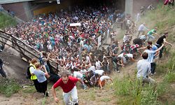 ARCHIV - 24.07.2010, Nordrhein-Westfalen, Duisburg: Tausende Raver drängen sich auf der Loveparade in und vor dem Tunnel in Duisburg, in dem sich eine Massenpanik ereignet hat.  (zu dpa: «Vor der erwarteten Einstellung des Prozesses um die Loveparade-Katastrophe») Foto: Erik Wiffers/dpa +++ dpa-Bildfunk +++