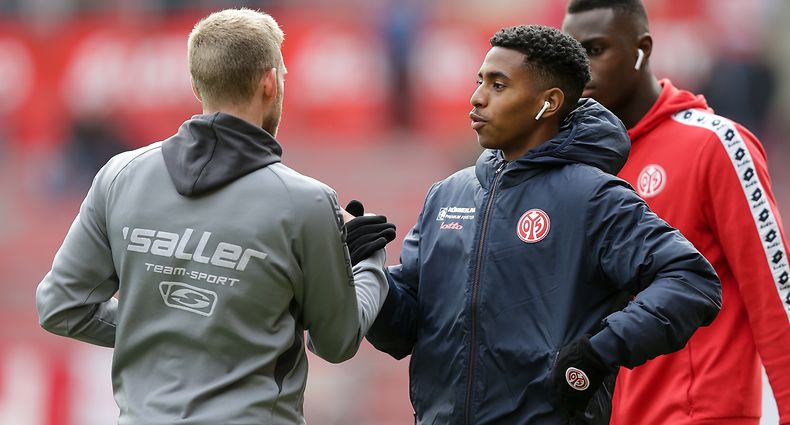 Leandro Barreiro (Mainz #35 rechts) klatscht Laurent Jans (Paderborn #20) ab, vor dem Spiel  / Fussball,1. Bundesliga, 24. Spieltag, Saison 2019-2020 / 29.02.2020 /1. FSV Mainz 05 - SC Paderborn / Opel-Arena, Mainz /Foto: Ben Majerus