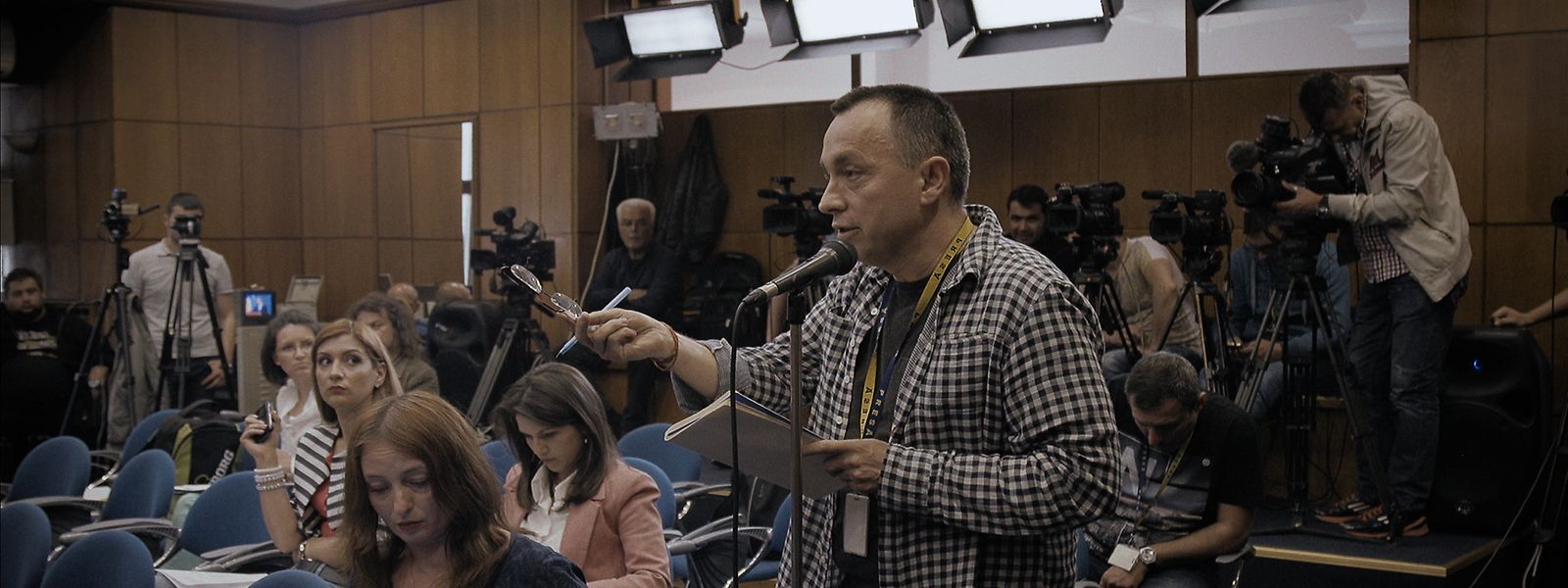 Filmstill aus "Collective": Die Dokumentation taucht tief und investigativ in die Geschehnisse nach einem Brand ein.