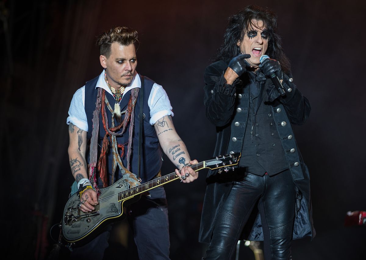 Johnny Depp (l) und Alice Cooper bei einem Auftritt ihrer Band Hollywood Vampires.