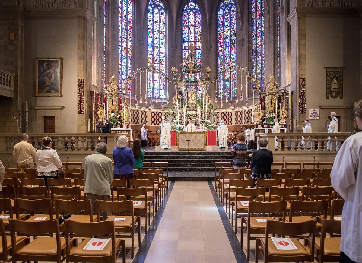 Apenas alguns fiéis foram autorizados a estar na Catedral como participantes na Missa Pontifícia no último domingo de Oitava.