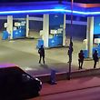 19.09.2021, Rheinland-Pfalz, Idar-Oberstein: Polizisten sichern eine Tankstelle. Ein Angestellter der Tankstelle ist in Idar-Oberstein in Rheinland-Pfalz von einem mit einer Pistole bewaffneten Mann erschossen worden. Die beiden Männer waren am Samstagabend vor dem Tankstellengebäude in Streit geraten, wie die Polizei mitteilte. Anschließend flüchtete der Täter zu Fuß. Foto: Christian Schulz/Foto Hosser/dpa +++ dpa-Bildfunk +++