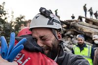 11.02.2023, Türkei, Adana: Ein Vater weint vor Freude, nachdem seine siebenjährige Tochter Aya sicher aus einem eingestürzten Gebäude befreit wurde, nachdem sie vier Tage lang unter dem Gebäude festsaß. Die Zahl der Toten nach den verheerenden Erdbeben im türkisch-syrischen Grenzgebiet ist auf mehr als 25 000 gestiegen. Foto: Svet Jacqueline/ZUMA Press Wire/dpa +++ dpa-Bildfunk +++