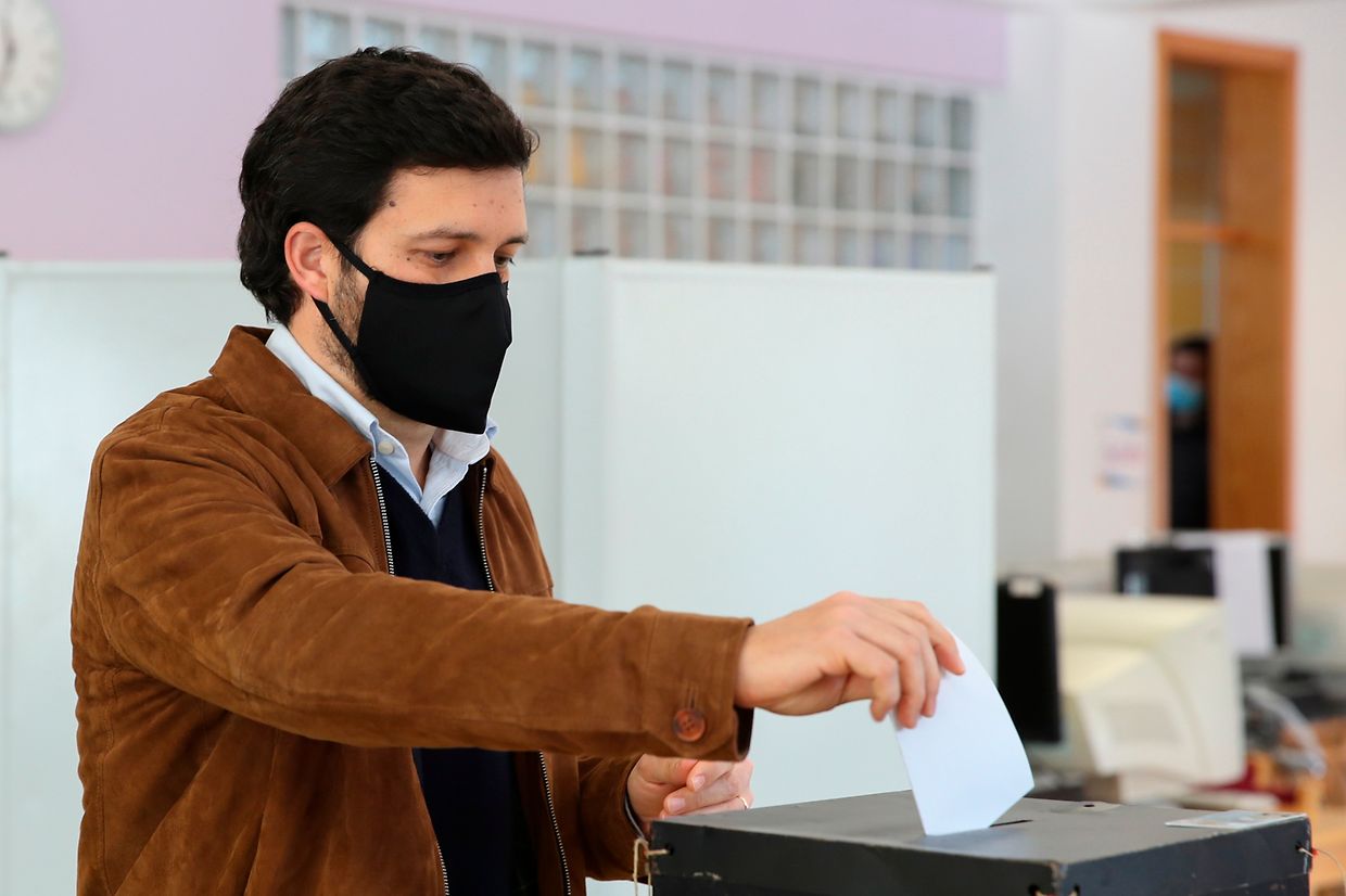 O candidato às eleições presidenciais de 2021 pelo Partido Comunista Português, João Ferreira, votou na escola secundária do Lumiar, em Lisboa.
