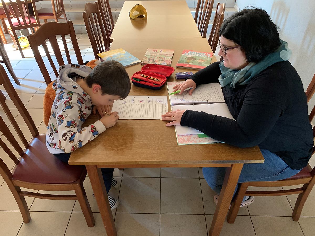 Während Michelle Weber mit dem Sohn lernt, kümmert sich ihr Mann um die zwei Töchter.
