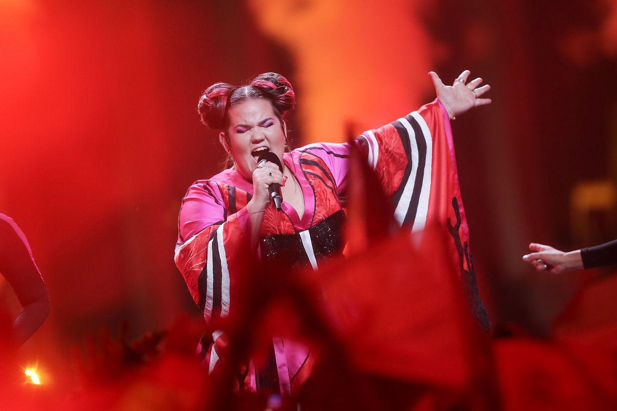 dpatopbilder - 08.05.2018, Lissabon, Portugal: Netta singt für Israel im ersten Halbfinale des Eurovision Song Contest das Lied "Toy". Foto: Jörg Carstensen/dpa +++ dpa-Bildfunk +++