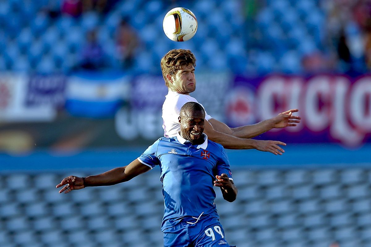 O Belenenses (de azul) não conseguiu contrariar o favoritismo da Fiorentina de Paulo Sousa
